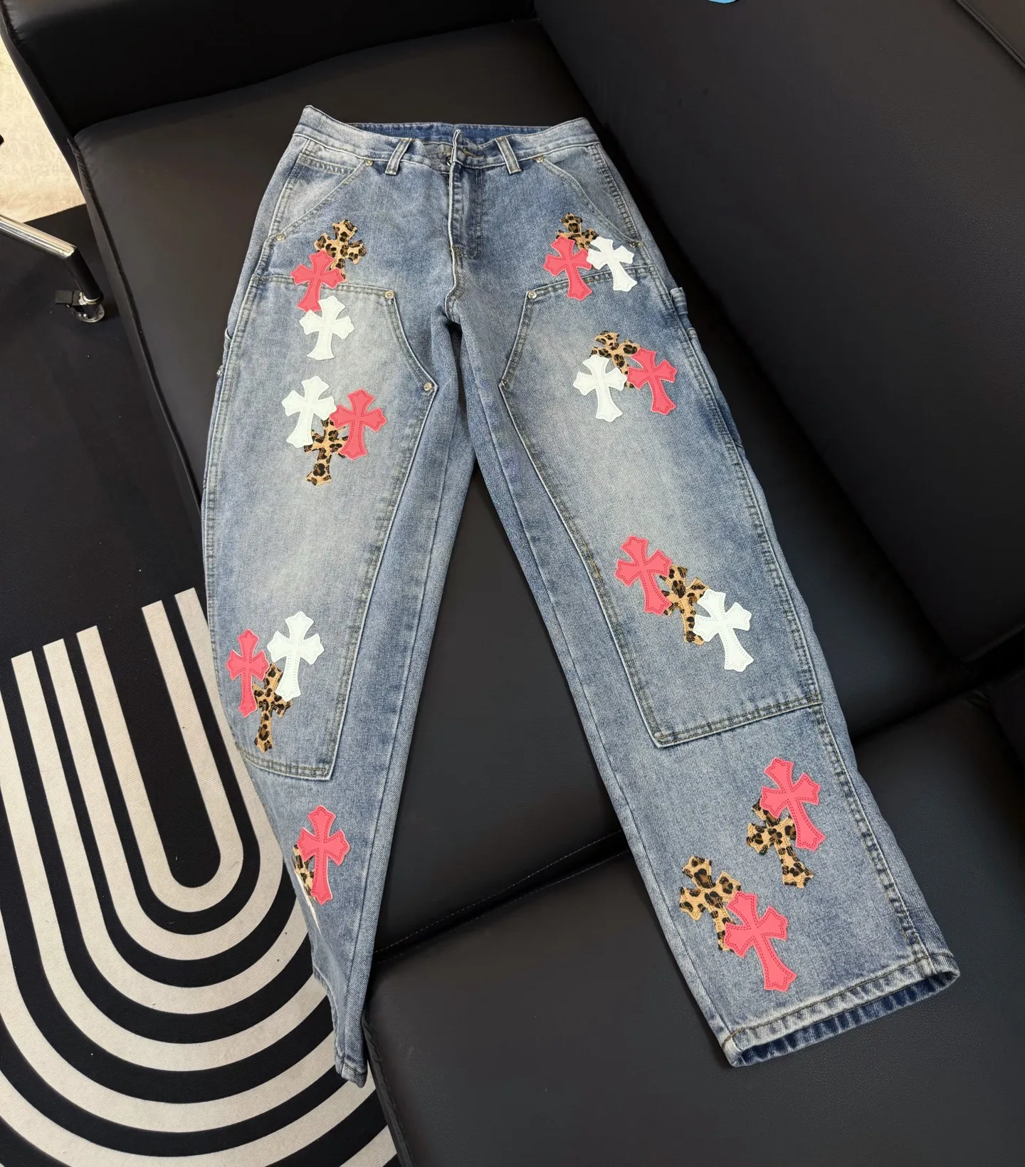 P280 Style number: D314 Chrome Hearts Chrome Hearts workwear pink leopard print washed blue jeans Size: s-XXL (28 30 32 34 36) Color: washed blue Size reference 28 pants length 100 waist 72 30 pants length 101 waist 76 32 pants length 103 waist 80 34 pants length 104 waist 84 36 pants length 106 waist 88